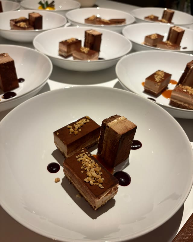 Desserts van chocolade met krokante laag, klaargezet in diepe borden.